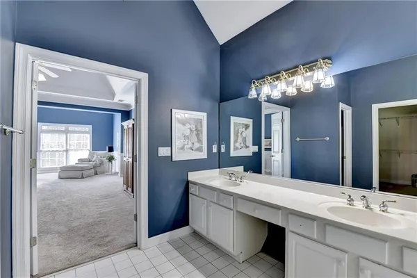 a en suite bathroom with a double vanity sink and a mirror