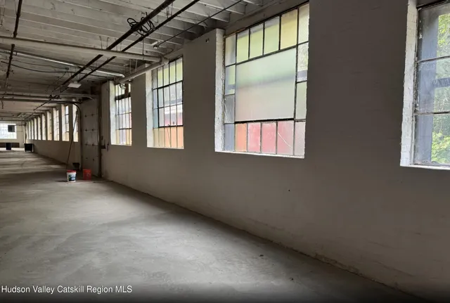 a view of the parking area