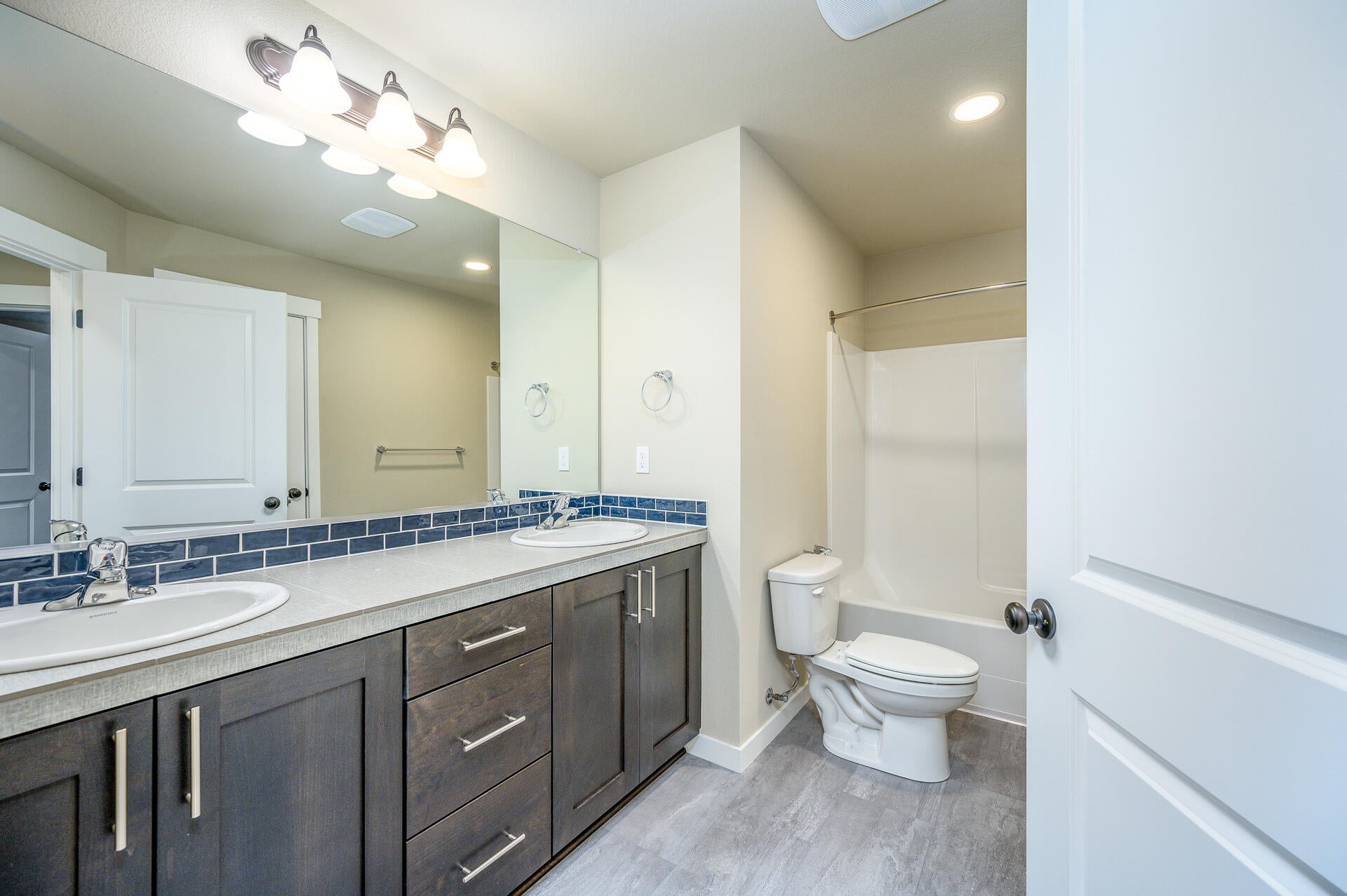 1516 Poppy Ridge Drive, Unit 326 Eagle Point, OR 97524 - Photo 18 of 22 599_1640quartz-14