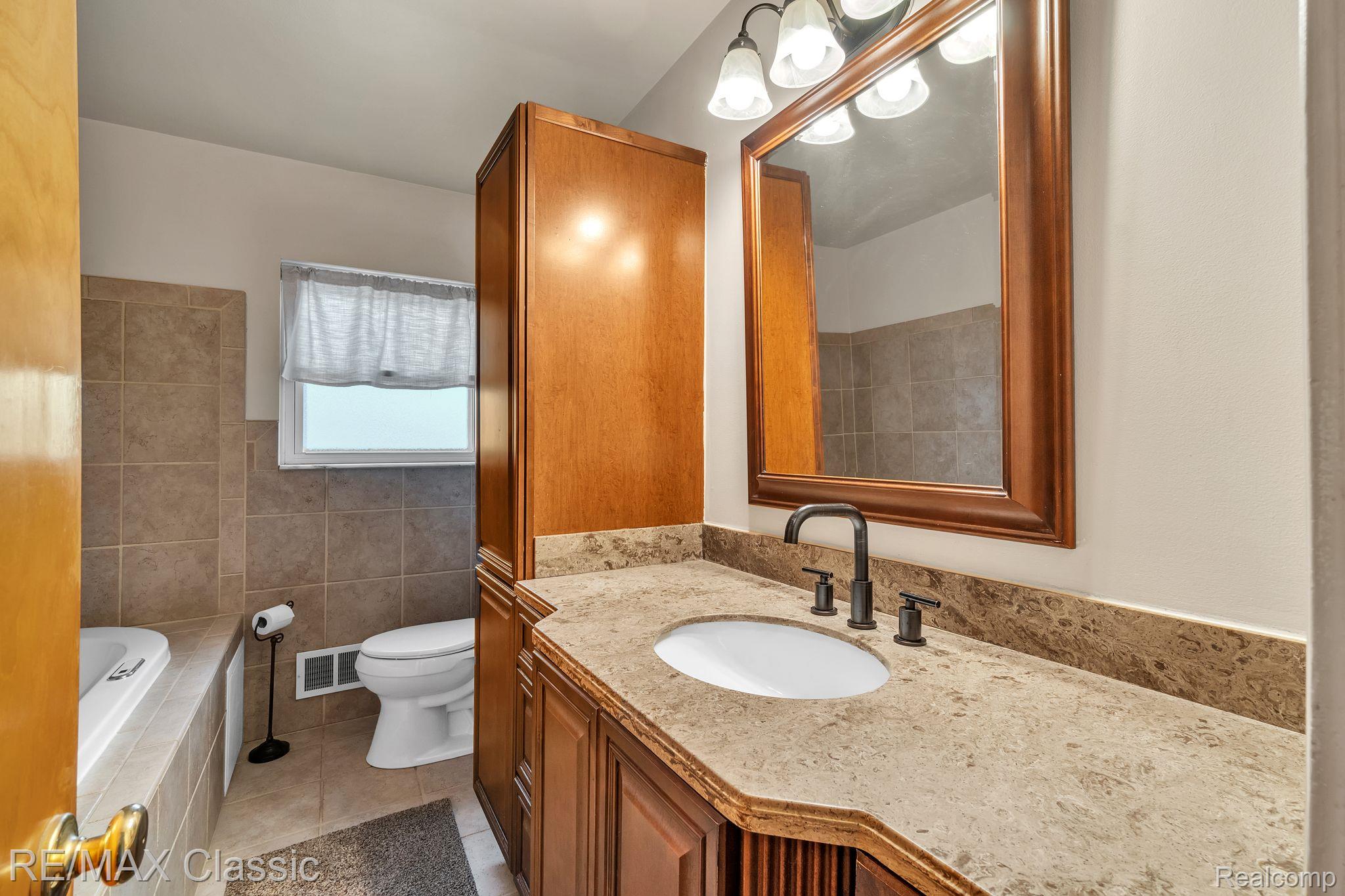 4390 Highfield Road Waterford, MI 48329 - Photo 23 of 38 Gallery Image 23