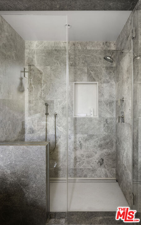 721 North Bonhill Road Los Angeles, CA 90049 - Photo 41 of 64 a bathroom with a shower
