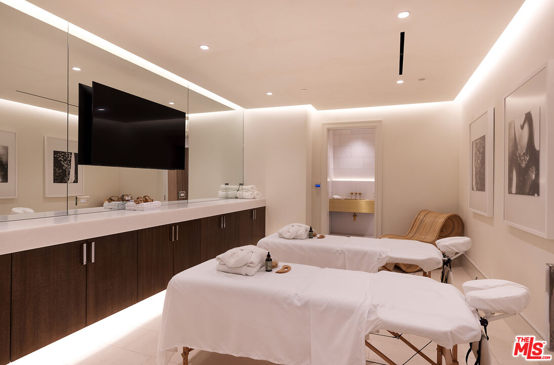 721 North Bonhill Road Los Angeles, CA 90049 - Photo 53 of 64 a bathroom with a sink and a mirror