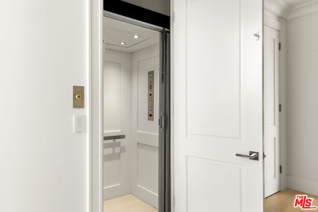 721 North Bonhill Road Los Angeles, CA 90049 - Photo 55 of 64 a bathroom with a glass shower door