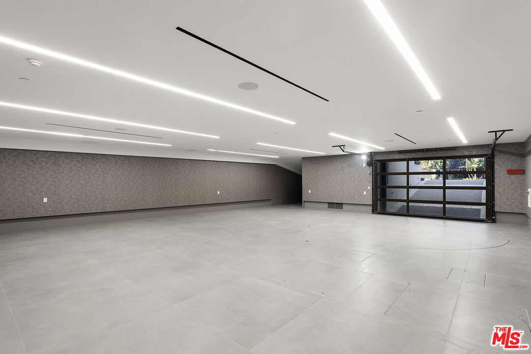 721 North Bonhill Road Los Angeles, CA 90049 - Photo 63 of 64 a view of an empty room with window