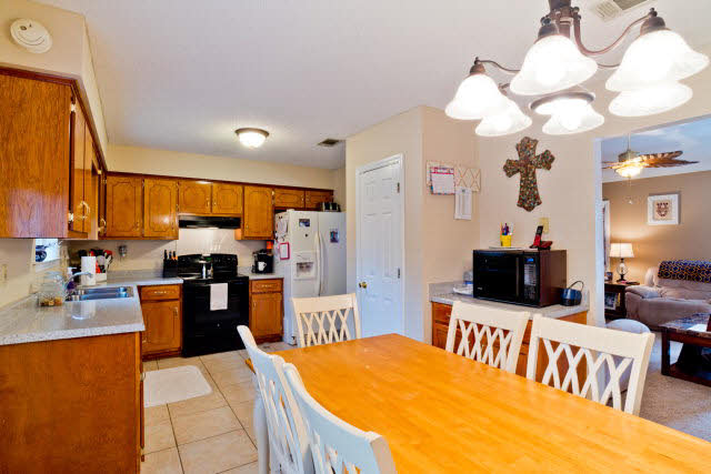 402 Oakleigh Circle Foley, AL 36535 - Photo 3 of 17 All appliances go