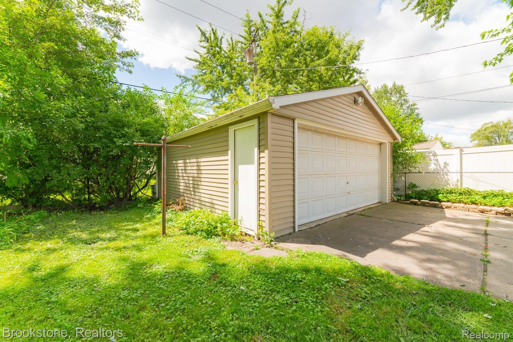 995 Princeton Road Berkley, MI 48072 - Photo 35 of 35 995 Princeton-38.jpg