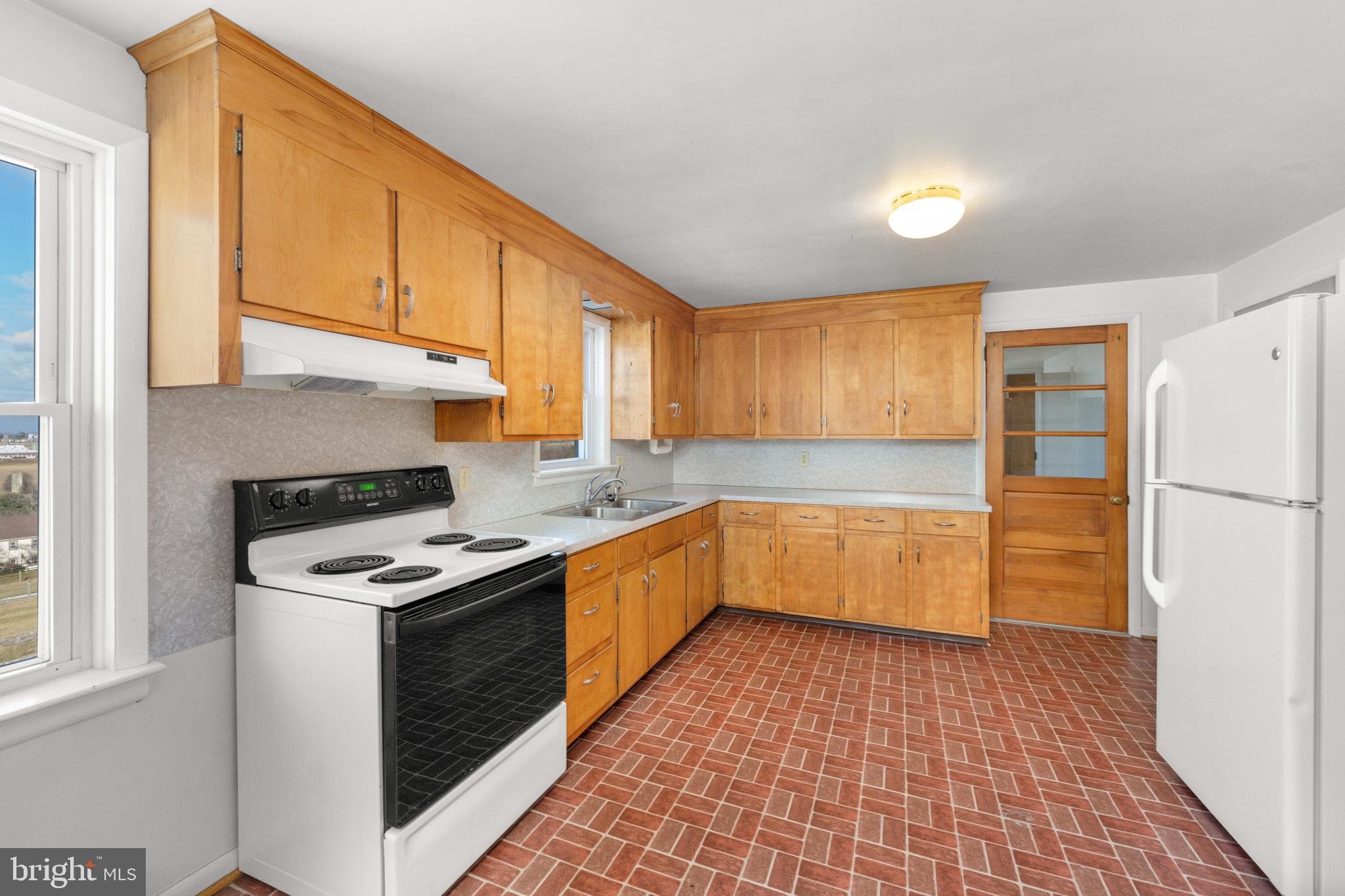 561 Georgetown Road Ronks, PA 17572 - Photo 9 of 34 a kitchen with a stove a sink and a refrigerator