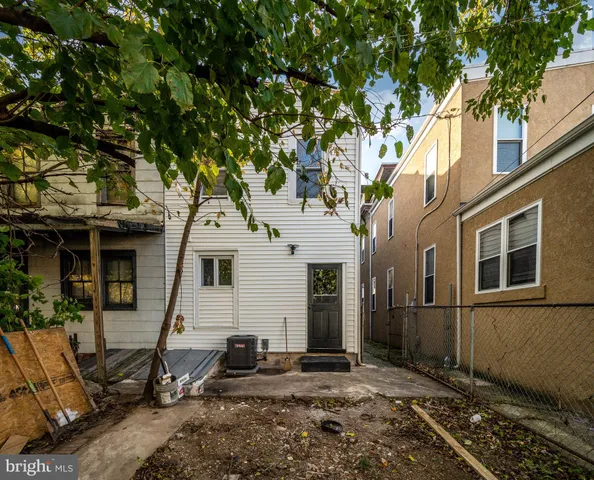 a view of a house with backyard