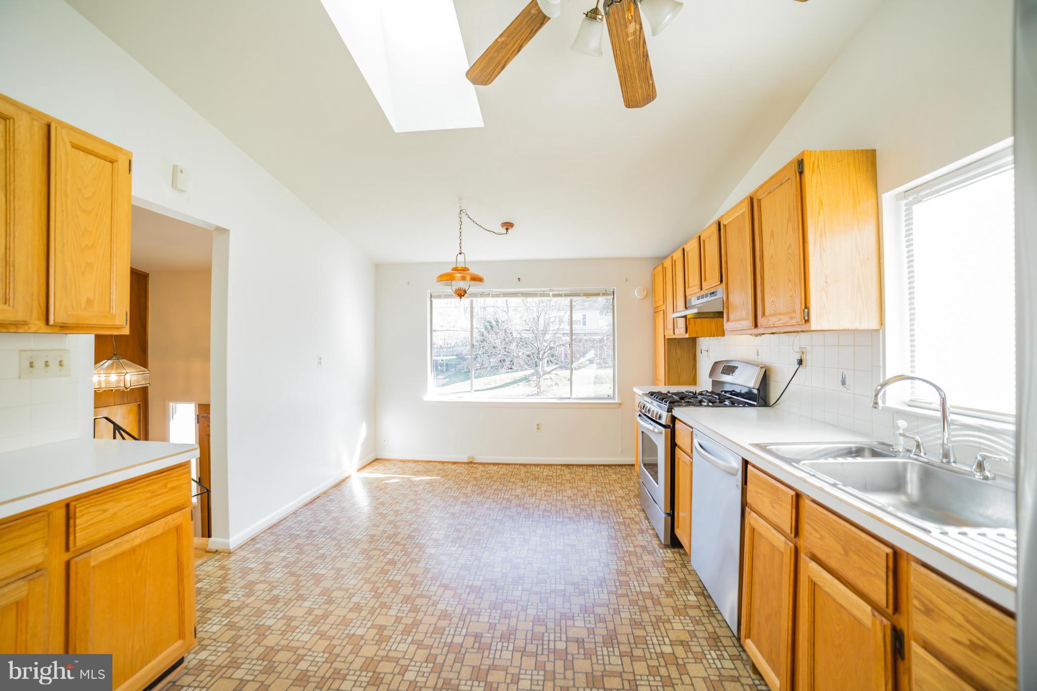 11608 Gilsan Street Silver Spring, MD 20902 - Photo 5 of 28 Kitchen showing table space