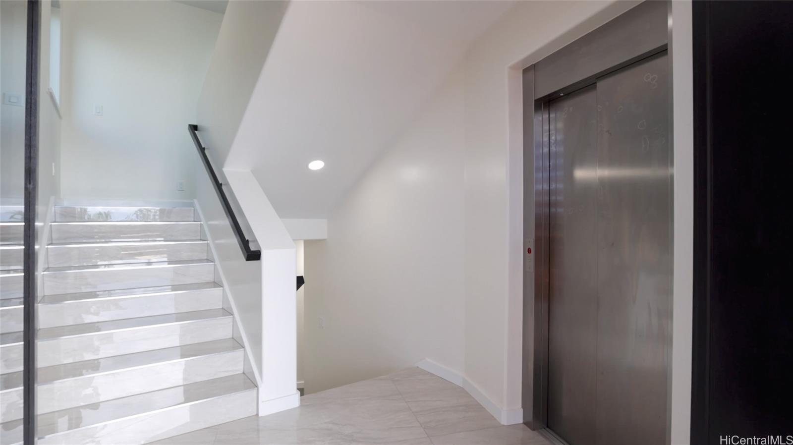 44-652 Kaneohe Bay Drive, Unit A Kaneohe, HI 96744 - Photo 14 of 25 a view of entryway