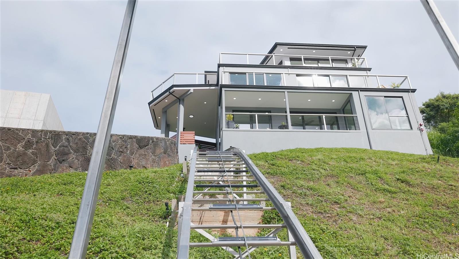 44-652 Kaneohe Bay Drive, Unit A Kaneohe, HI 96744 - Photo 4 of 25 a view of a backyard with table and chairs