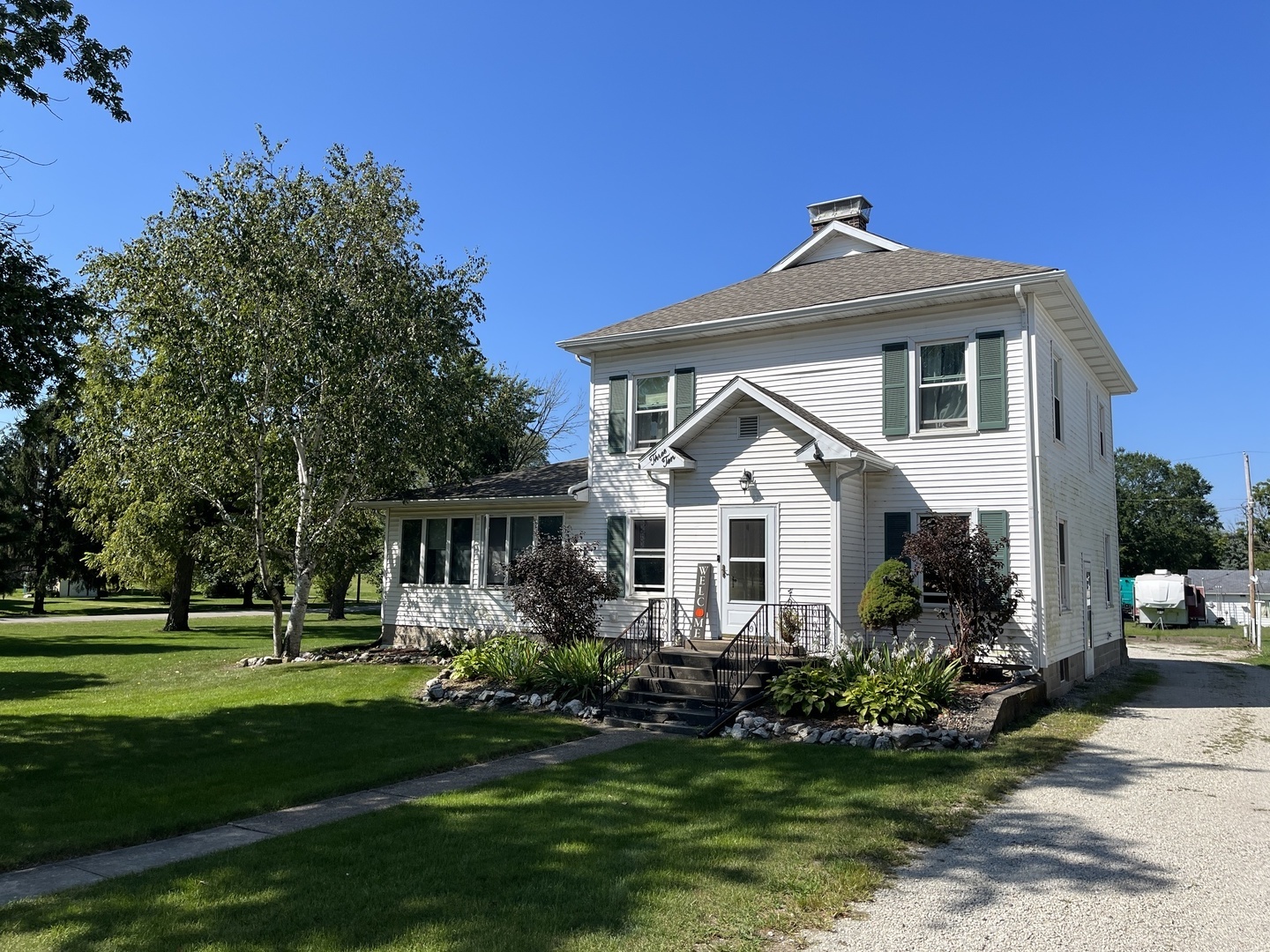 310 North Main Street Rankin, IL 60960 - Photo 1 of 17 a front view of a house with a yard