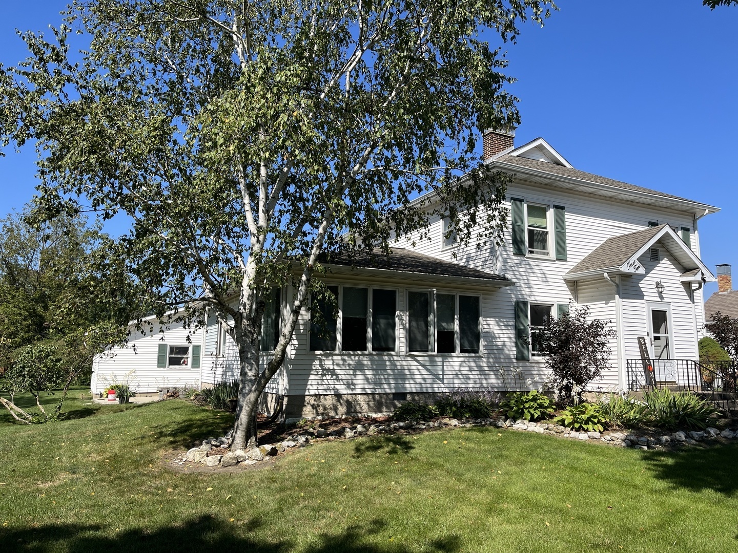 310 North Main Street Rankin, IL 60960 - Photo 2 of 17 a front view of a house with a yard