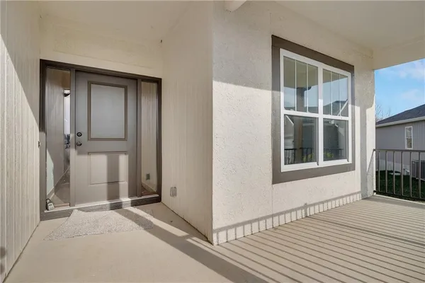 $569,900 | 300 Southwest Hawthorne Court, Blue Springs, MO 64064