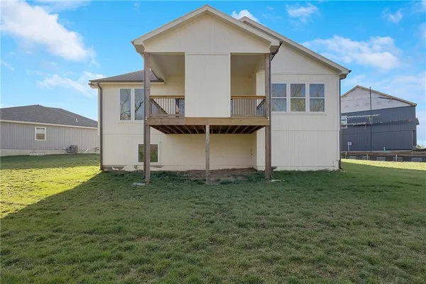 $569,900 | 300 Southwest Hawthorne Court, Blue Springs, MO 64064