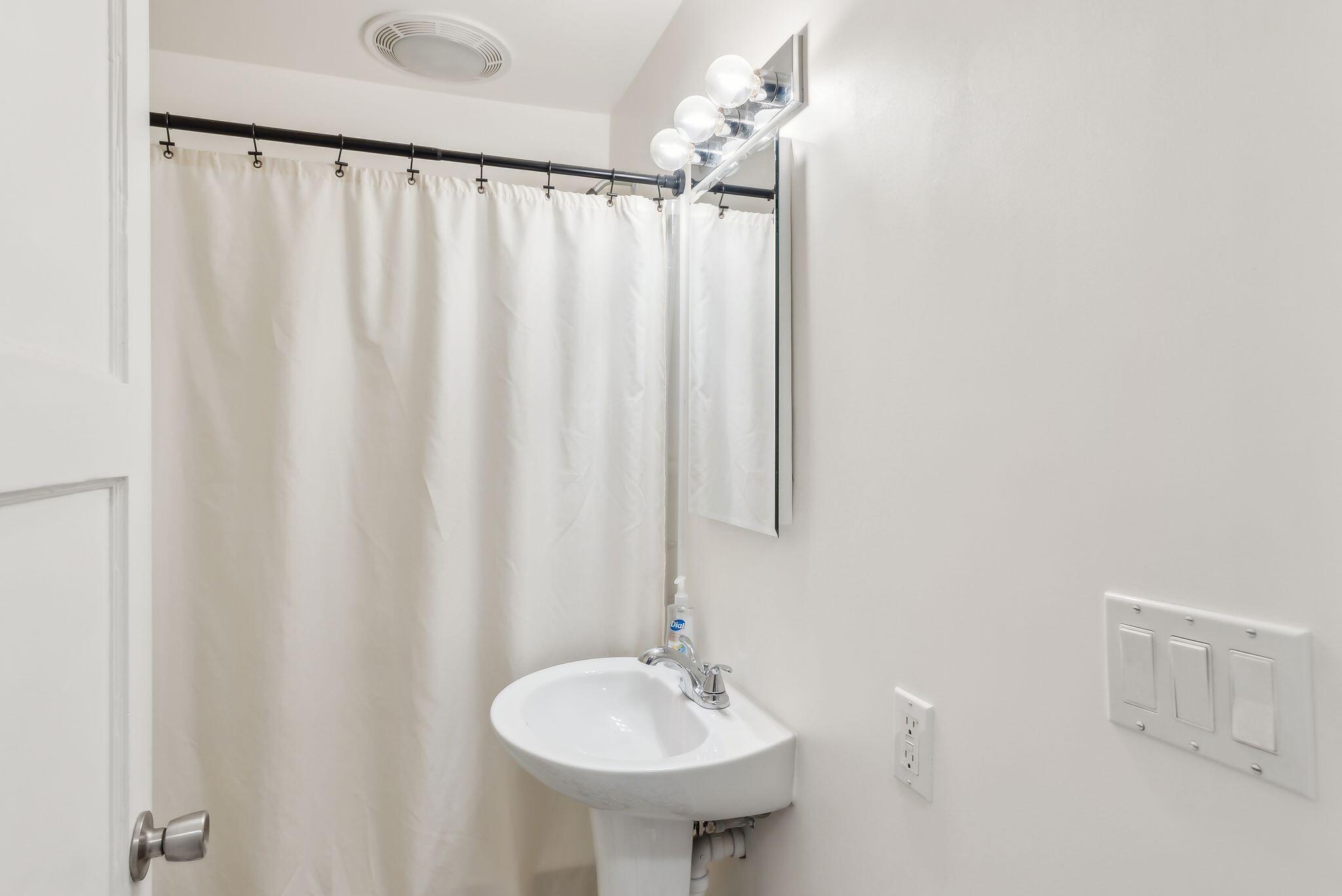 520 Lincoln Street Lewiston, ME 04240 - Photo 11 of 36 Unit #2 Full Bathroom