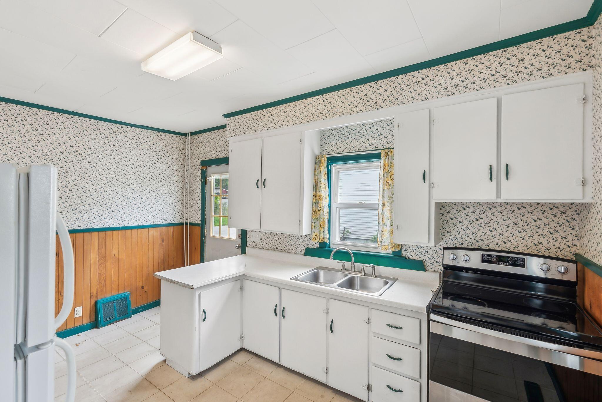 520 Lincoln Street Lewiston, ME 04240 - Photo 13 of 36 Unit #1 Kitchen