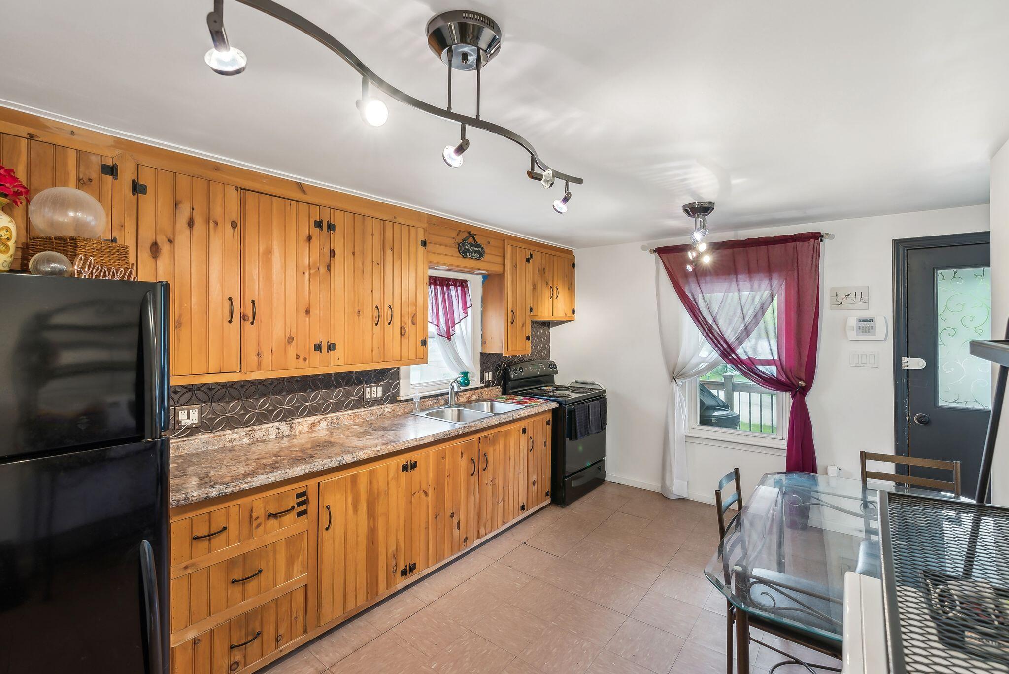 520 Lincoln Street Lewiston, ME 04240 - Photo 4 of 36 Unit #2 Kitchen