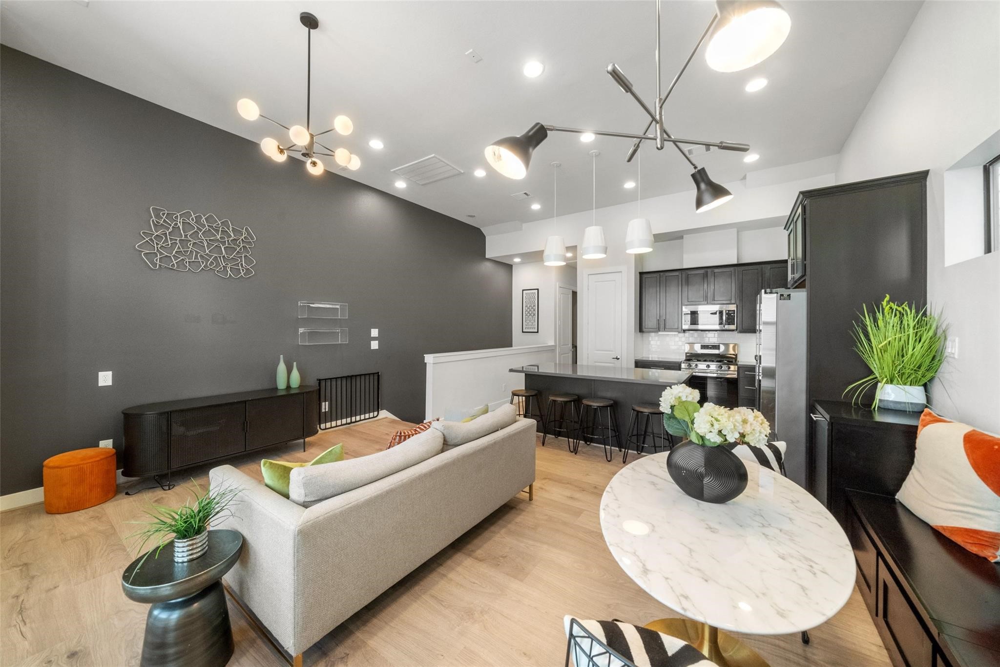 2616 Riverside Drive, Unit M Houston, TX 77004 - Photo 11 of 28 a living room with furniture kitchen view and a chandelier