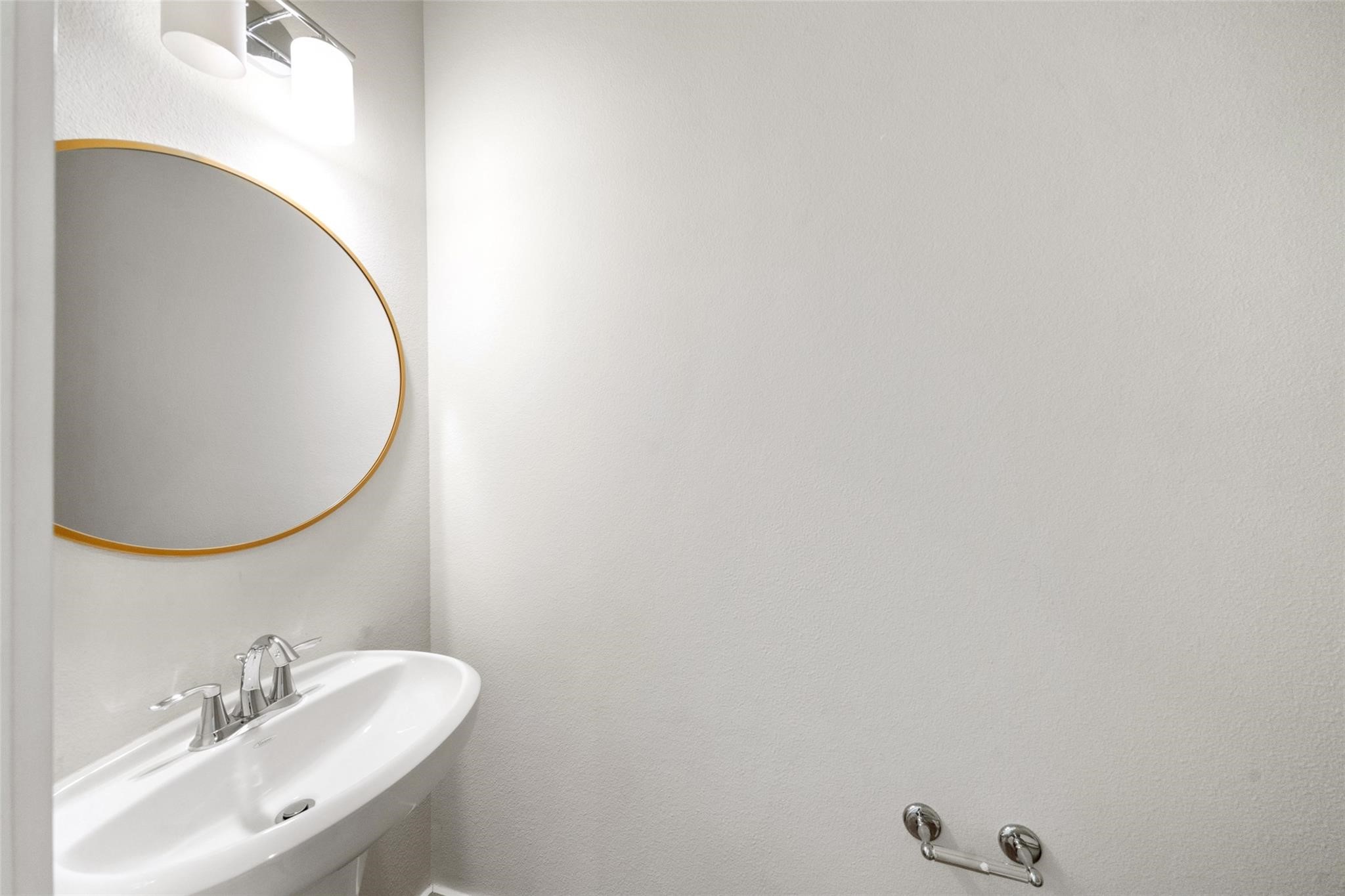 2616 Riverside Drive, Unit M Houston, TX 77004 - Photo 19 of 28 a bathroom with a sink and mirror