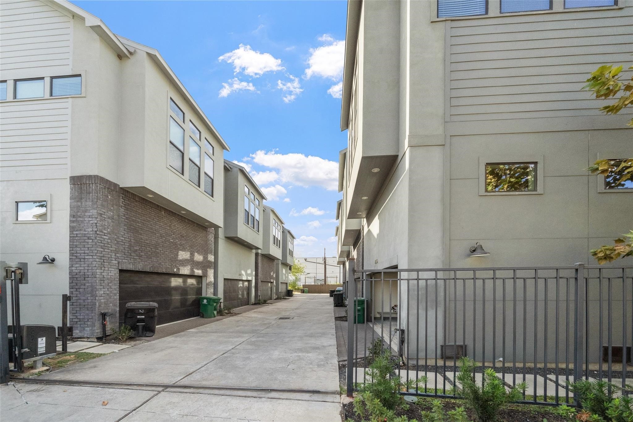 2616 Riverside Drive, Unit M Houston, TX 77004 - Photo 26 of 28 a view of a house with a street