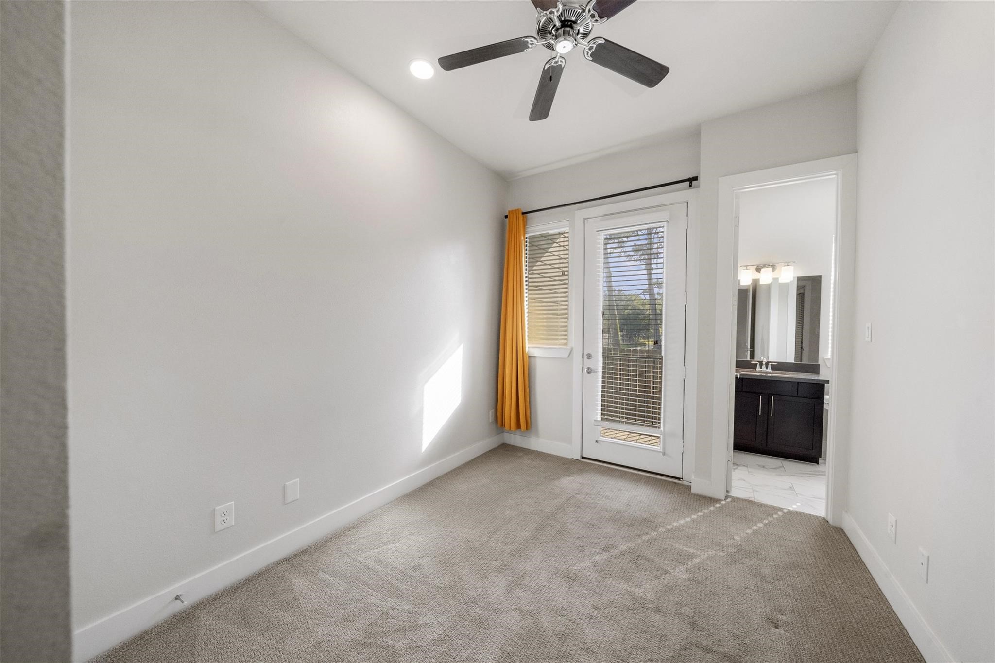 2616 Riverside Drive, Unit M Houston, TX 77004 - Photo 3 of 28 a view of an empty room with a window