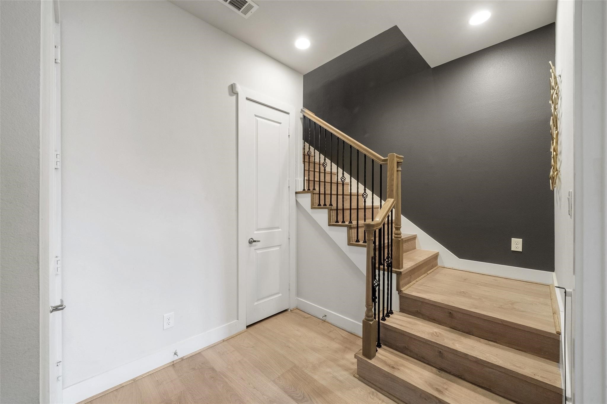 2616 Riverside Drive, Unit M Houston, TX 77004 - Photo 6 of 28 a view of entryway