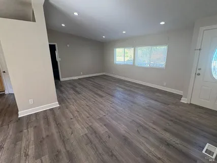 a view of a backyard