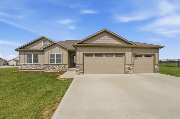 $435,000 | 2500 Burris Drive, Harrisonville, MO 64701