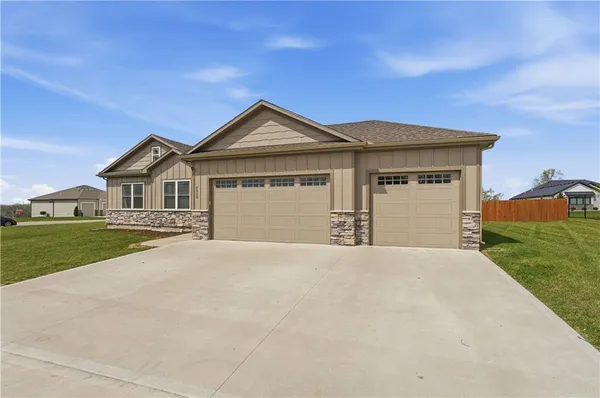 $435,000 | 2500 Burris Drive, Harrisonville, MO 64701