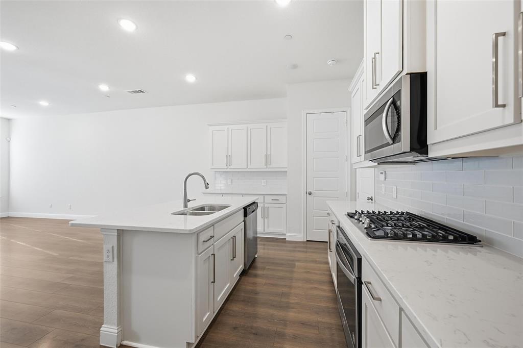 4624 Piedras Lanzar Drive McKinney, TX 75070 - Photo 8 of 20 a kitchen with stainless steel appliances granite countertop a sink and cabinets