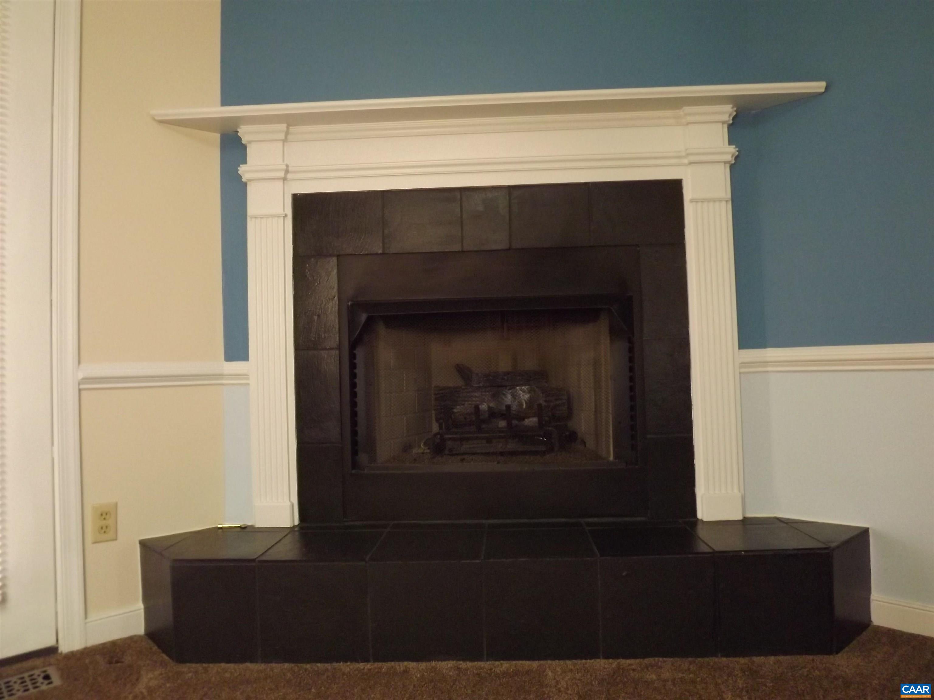 16 Powhatan Road Palmyra, VA 22963 - Photo 11 of 30 a living room with a fireplace