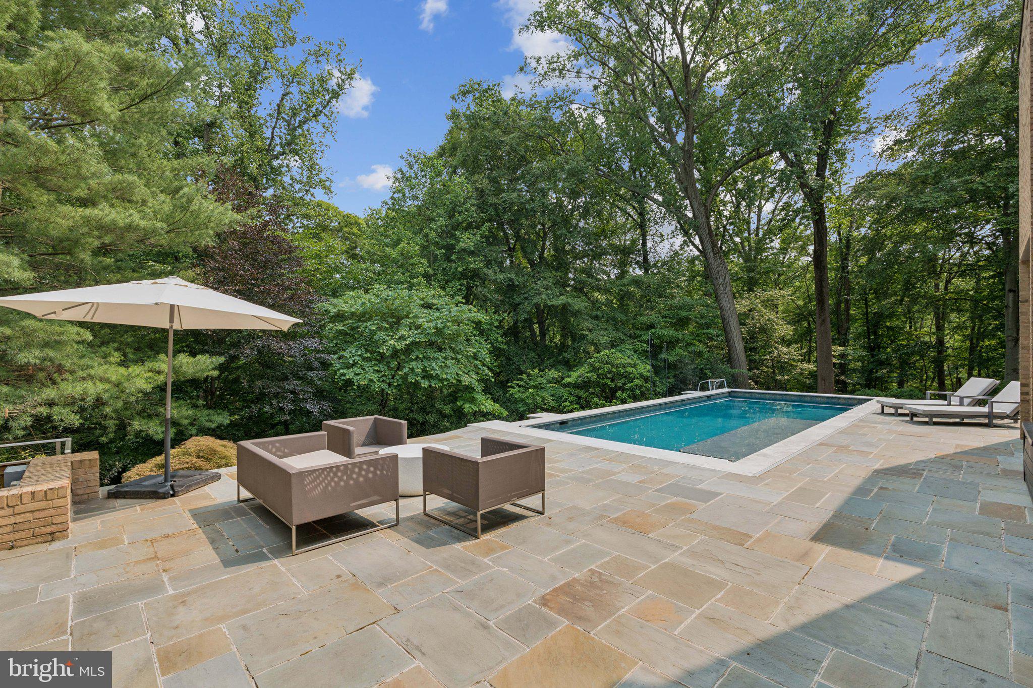 400 Chain Bridge Road McLean, VA 22101 - Photo 29 of 31 a backyard of a house with table and chairs