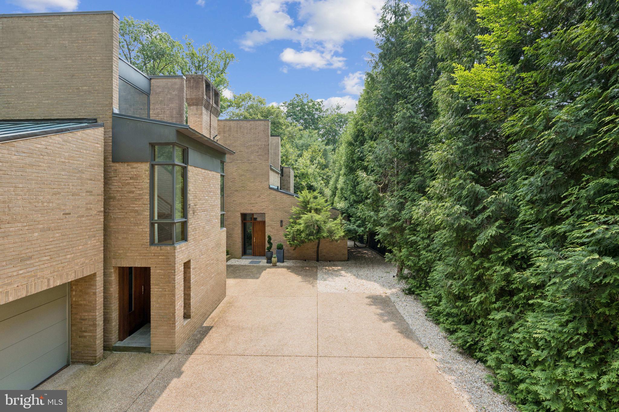 400 Chain Bridge Road McLean, VA 22101 - Photo 3 of 30 a view of a back yard of the house
