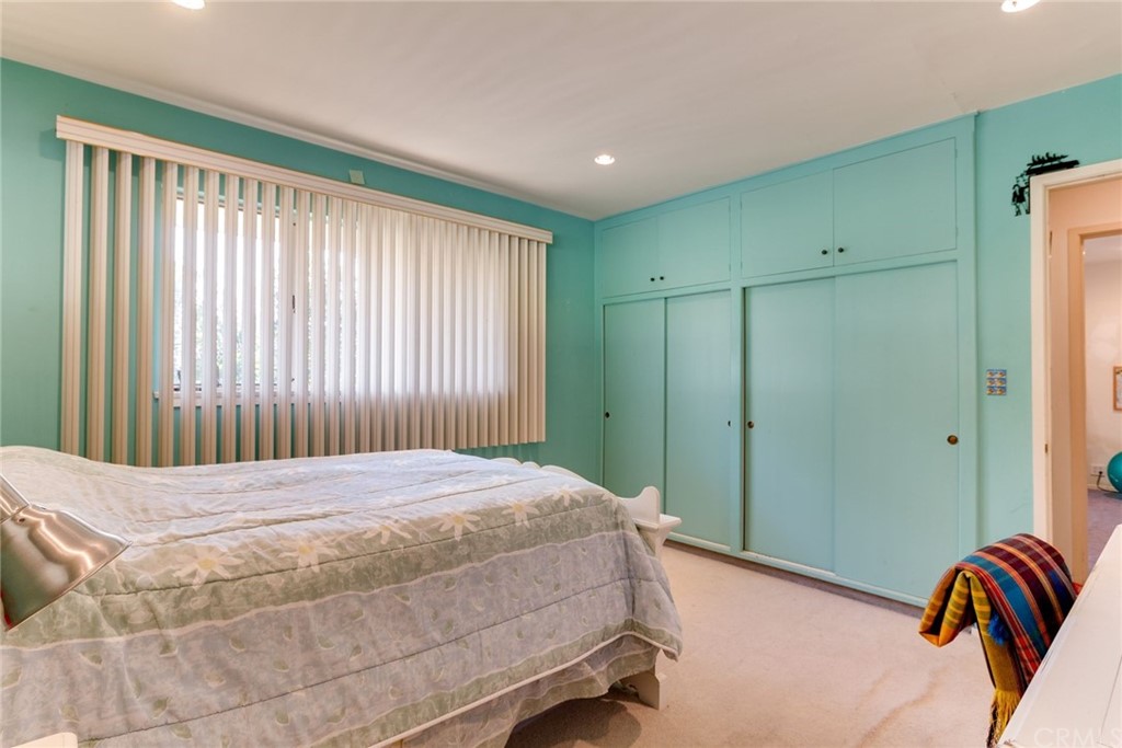 2000 Braeburn Road Altadena, CA 91001 - Photo 33 of 46 a bedroom with a bed and a shower