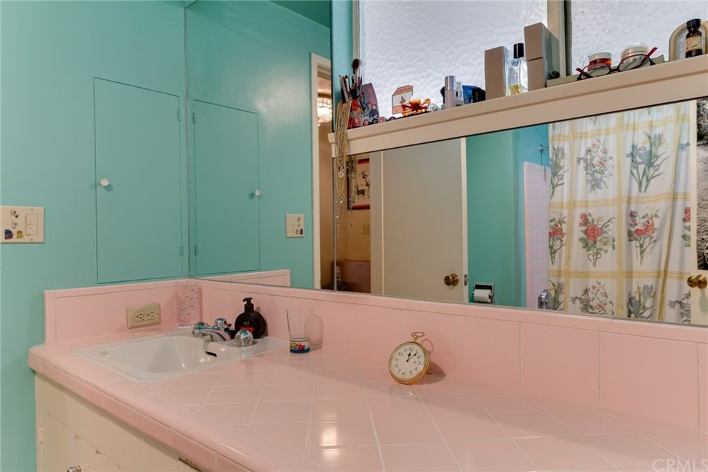 2000 Braeburn Road Altadena, CA 91001 - Photo 34 of 46 a bathroom with a bathtub and a sink