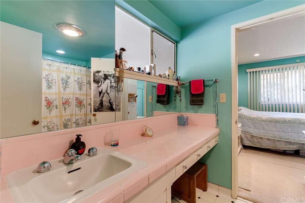 2000 Braeburn Road Altadena, CA 91001 - Photo 35 of 46 a bathroom with a sink and a bathtub