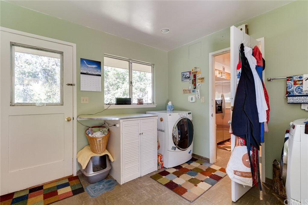 2000 Braeburn Road Altadena, CA 91001 - Photo 36 of 46 a room with furniture and a window