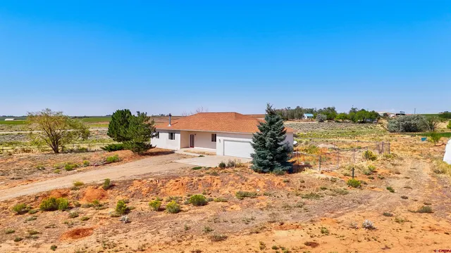a view of a yard with a house