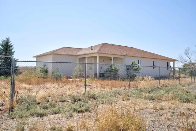 a view of back yard of the house