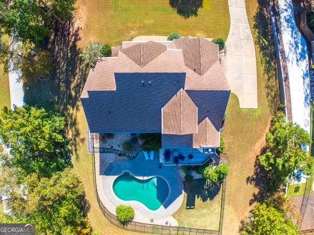 a view of a house with a yard and plants