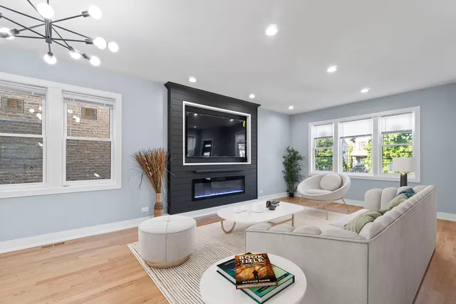 $519,000 | 657 North Pine Avenue, Chicago, IL 60644