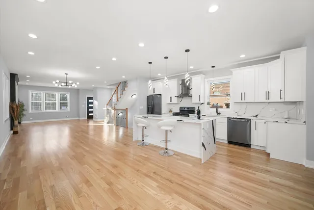 $519,000 | 657 North Pine Avenue, Chicago, IL 60644