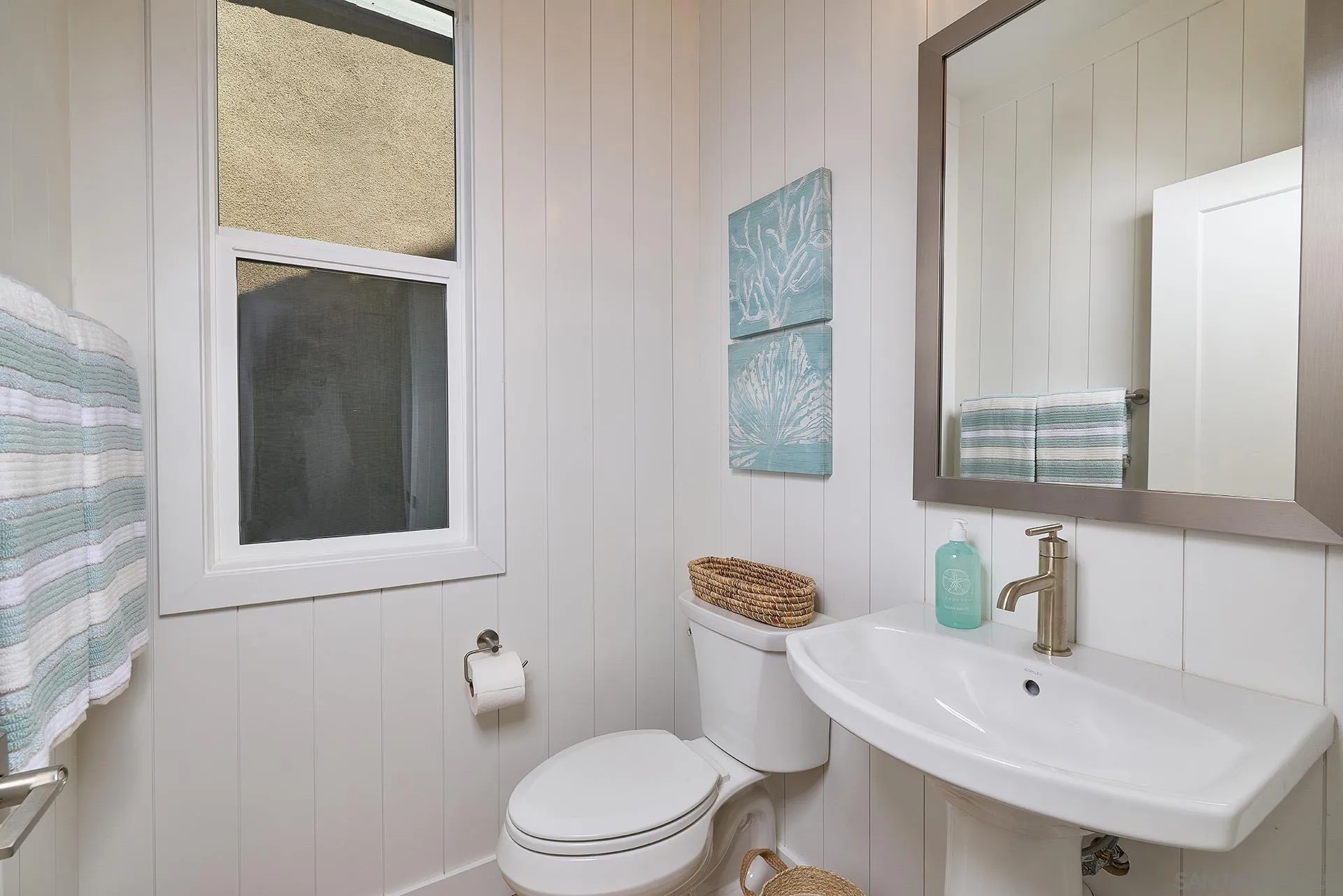 555 North Vulcan Avenue Encinitas, CA 92024 - Photo 10 of 32 a bathroom with a toilet a sink and mirror