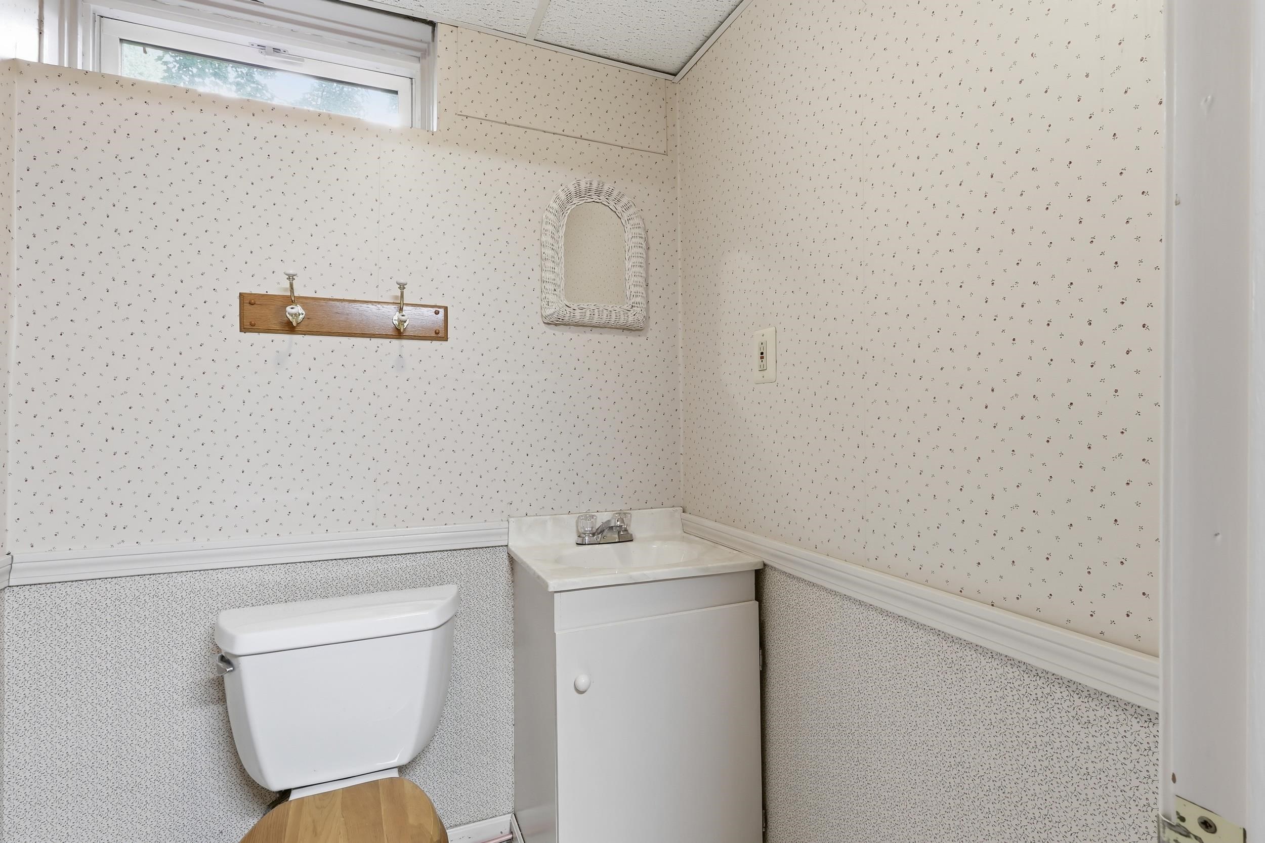 85 Whitney Avenue Manchester, NH 03104 - Photo 33 of 58