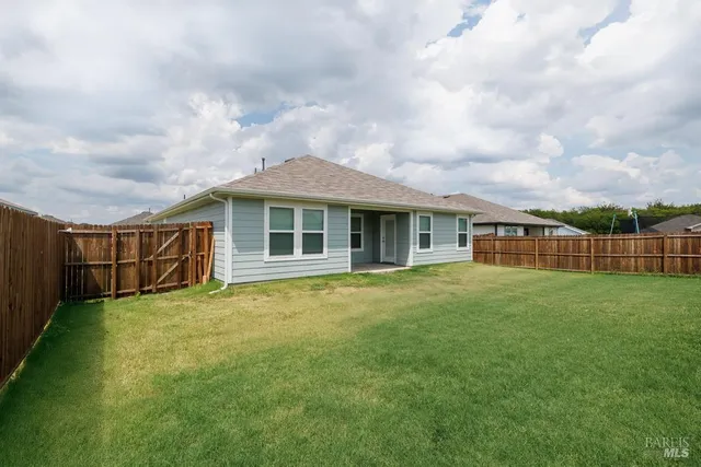 a view of a house with backyard and garden