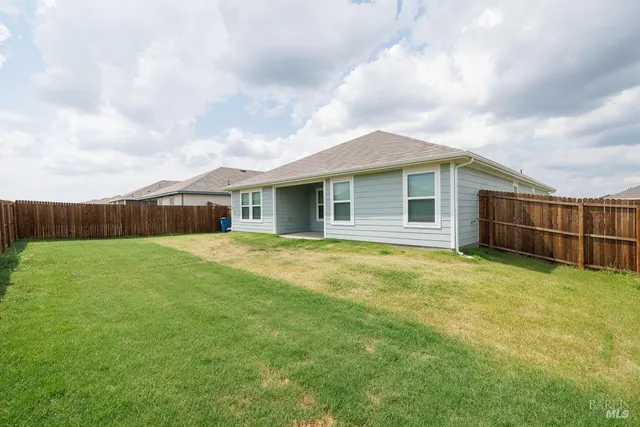 a view of an house with backyard and garden