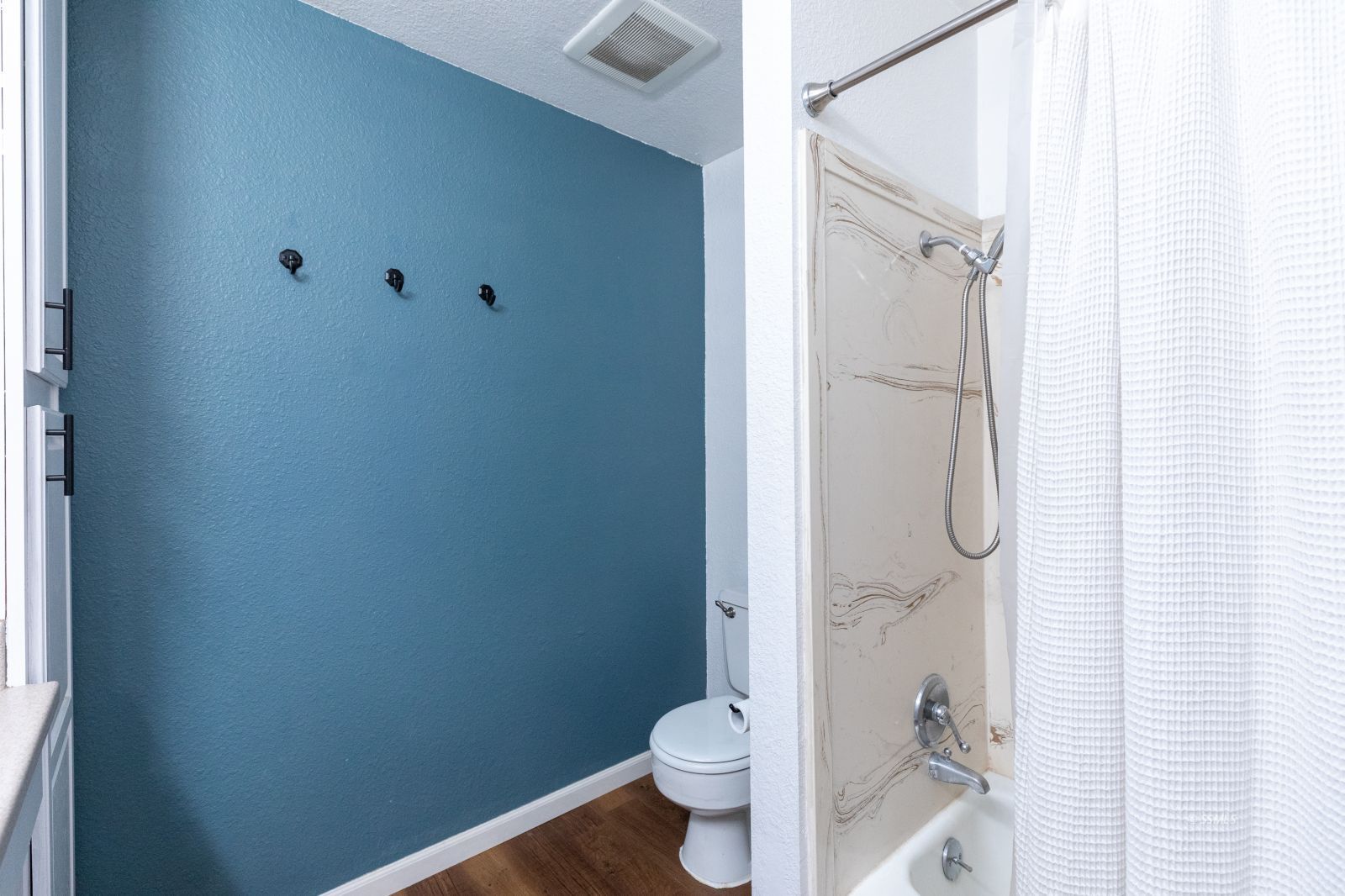 1960 Autumn Avenue Ridgecrest, CA 93555 - Photo 18 of 37 a bathroom with a granite countertop toilet and a shower