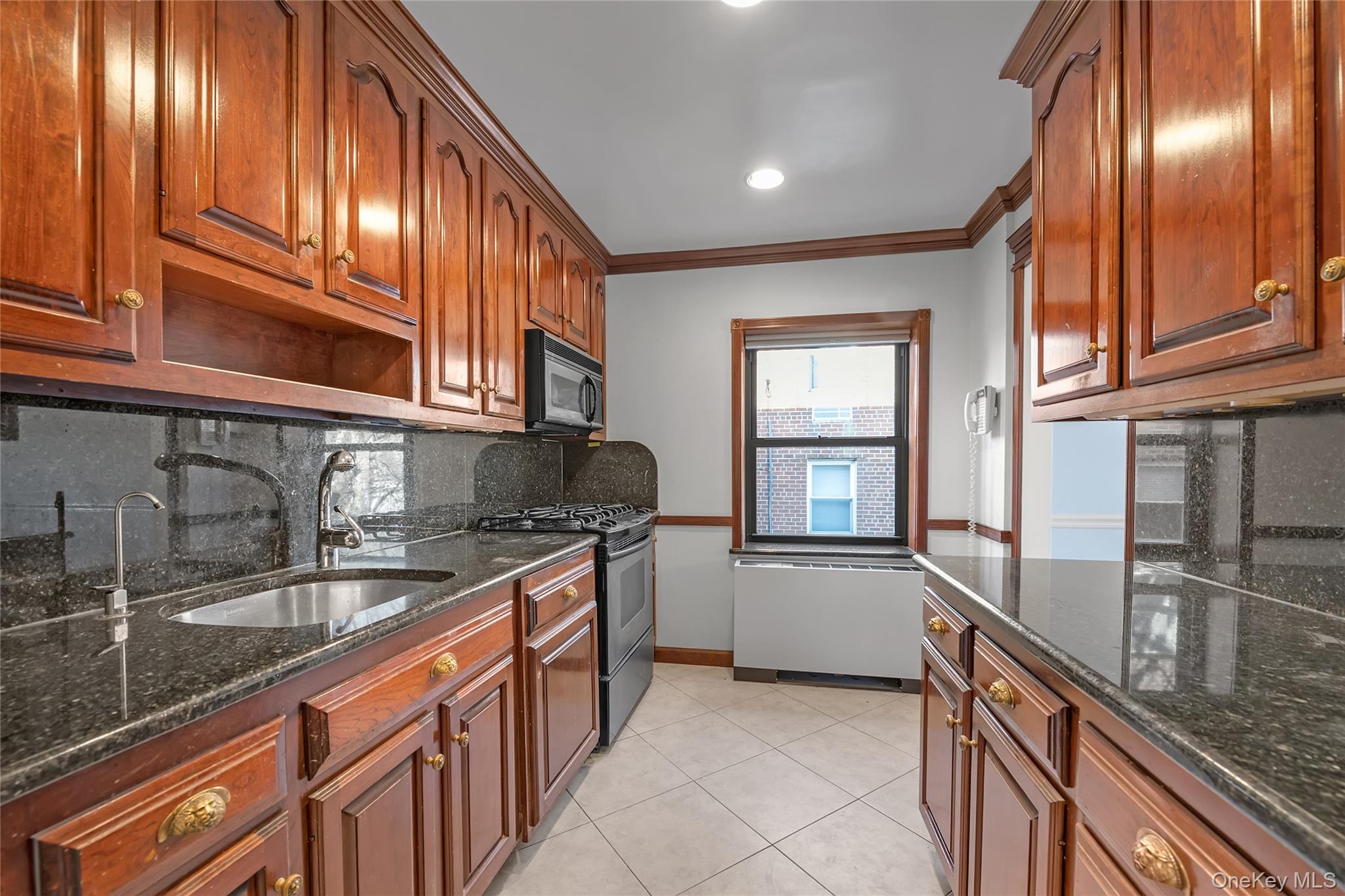 20 Canterbury Road, Unit 2C Great Neck, NY 11021 - Photo 8 of 20