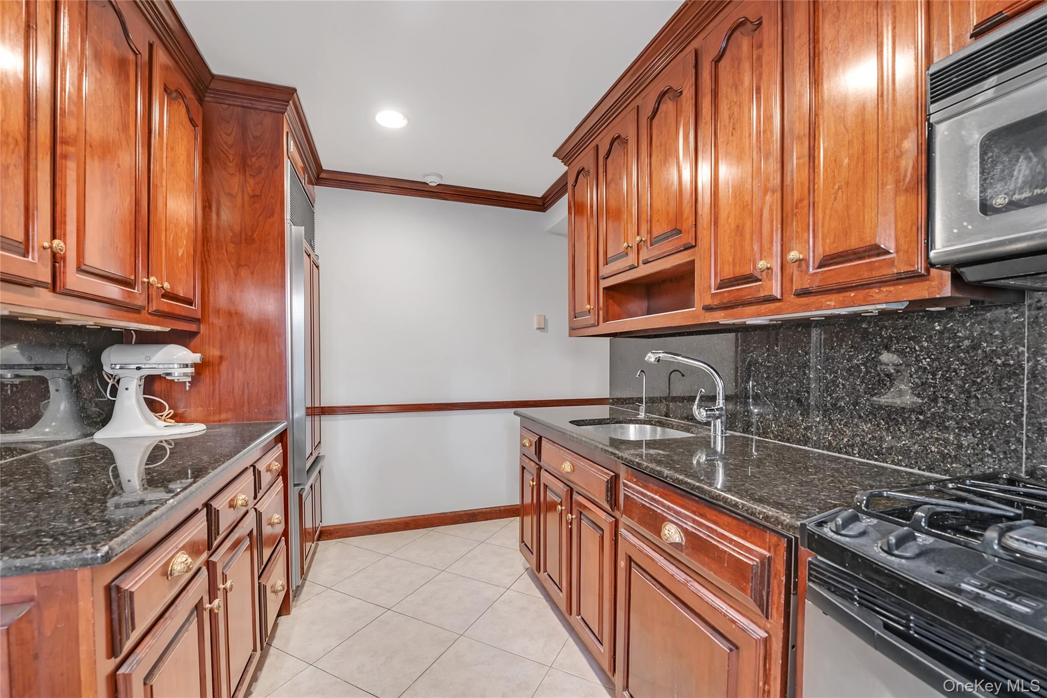 20 Canterbury Road, Unit 2C Great Neck, NY 11021 - Photo 9 of 20